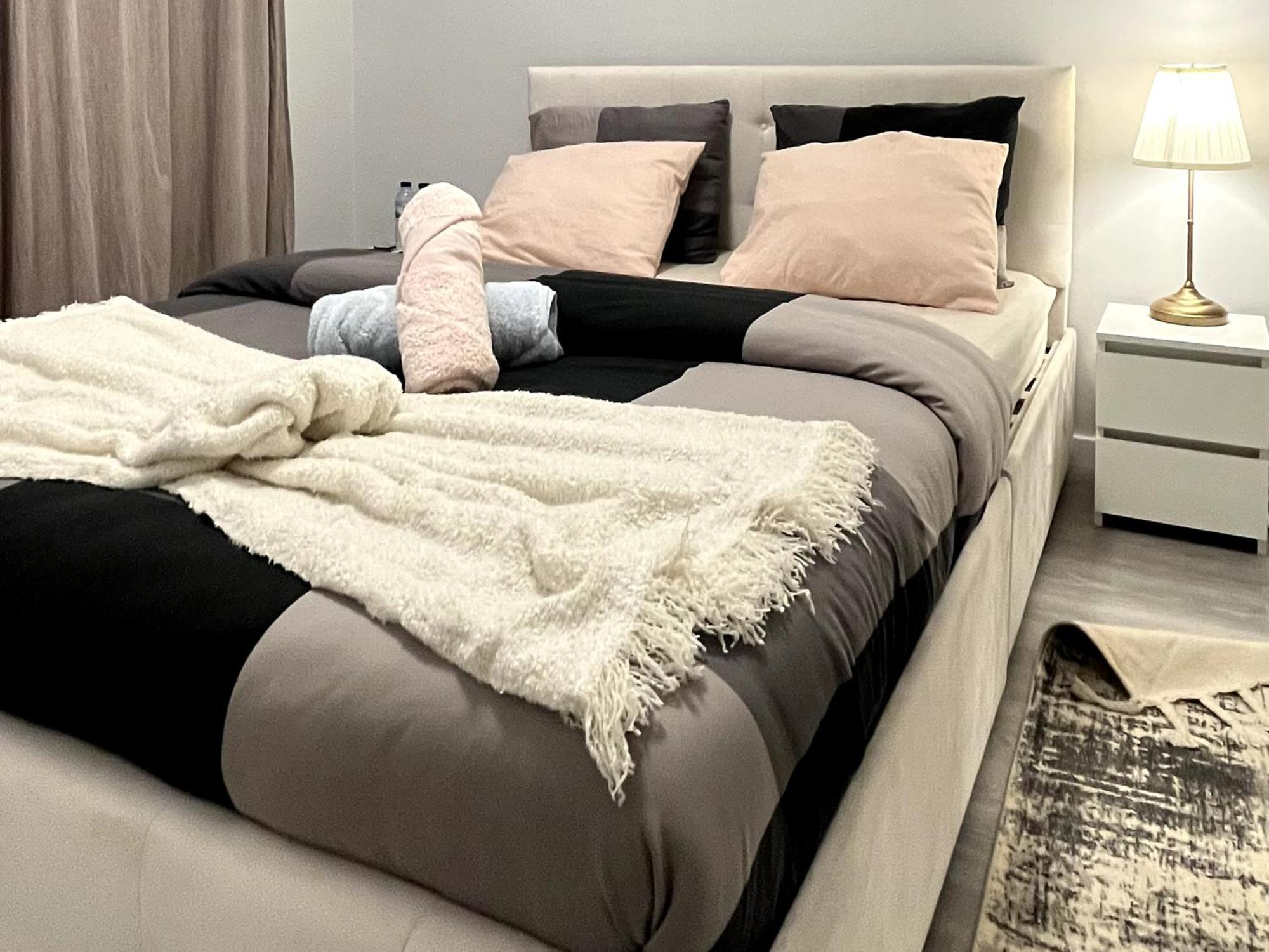 Chachino -5 Mins Walk To Train & Bus Station Apartment *
