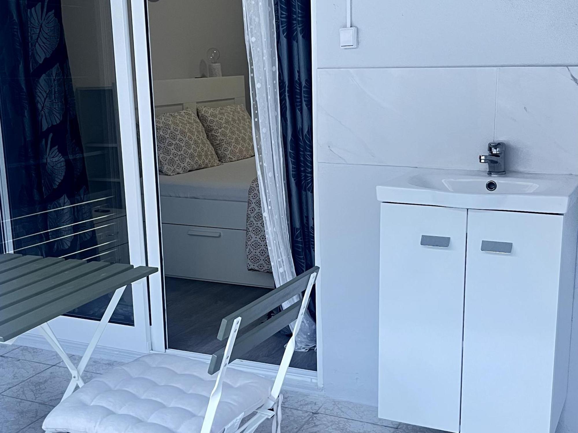 Apartment Chachino -5 Mins Walk To Train & Bus Station