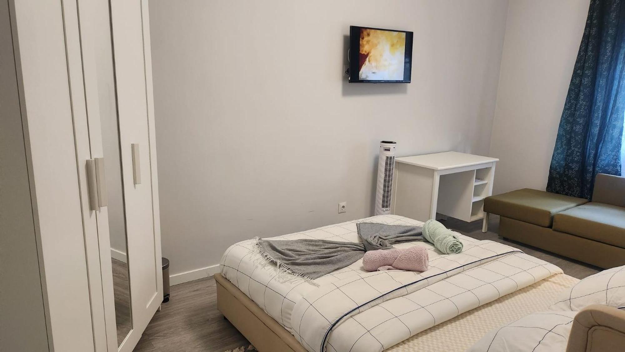 Apartment Chachino -5 Mins Walk To Train & Bus Station