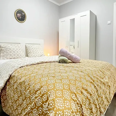 Chachino Guesthouse -5 Mins Walk To Train & Bus Station Agualva-Cacem Exterior photo
