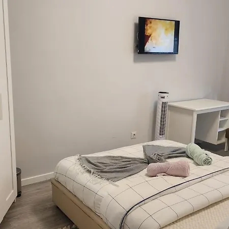 Chachino Guesthouse -5 Mins Walk To Train & Bus Station Agualva-Cacem Exterior photo
